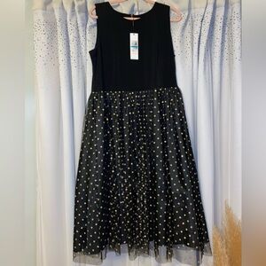 Brand: Calvin Klein
Size: 16, PTP- 20 1/2”, Length- 46 1/2”
Color: Black & Gold